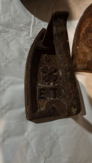 Plancha antigua de hierro fundido