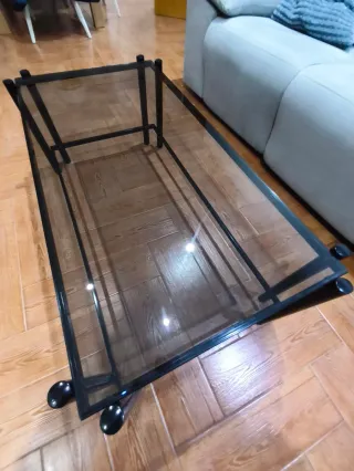 Mesa centro cristal ahumado y metal negro