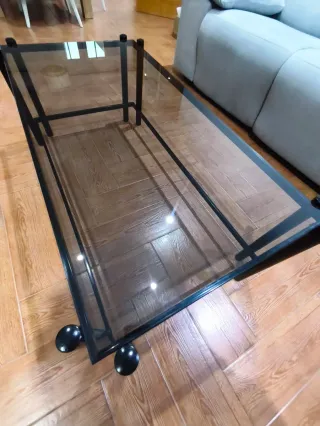 Mesa centro cristal ahumado y metal negro