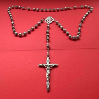 Rosario grande plateado con estuche