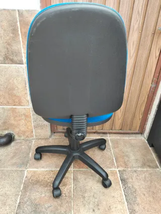 Silla de oficina azul y negra