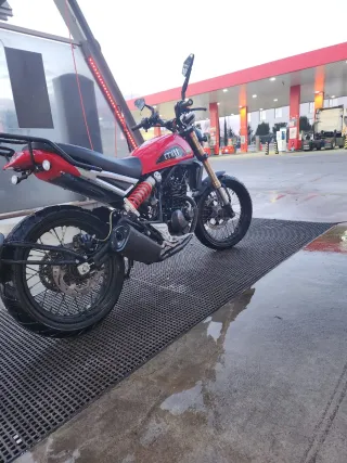 Moto MITT 125 SC SCRAMBLER Roja y Negra