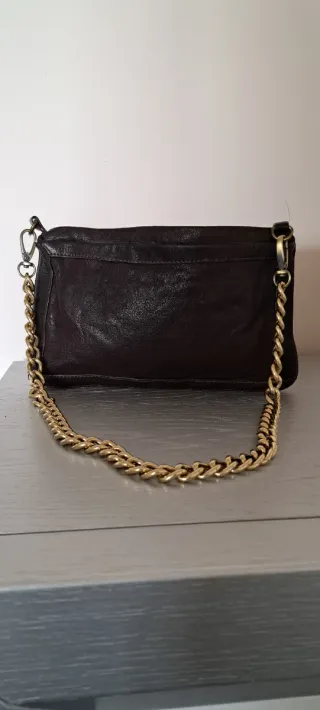 Bolso piel negro con cadena dorada