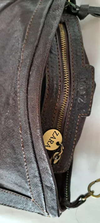 Bolso piel negro con cadena dorada