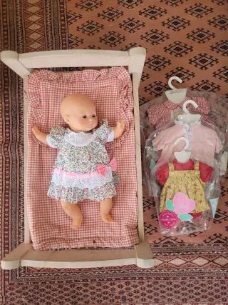 Muñeca Corolle con cama y vestidos