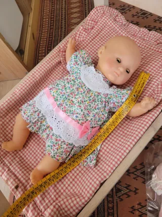 Muñeca Corolle con cama y vestidos