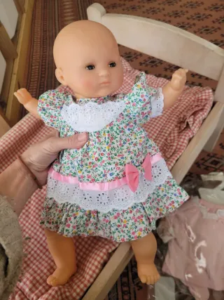 Muñeca Corolle con cama y vestidos