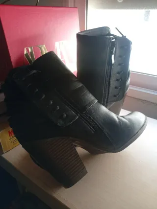 Botines negros con cordones