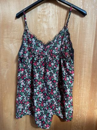 Top nero con fiori rossi e pizzo