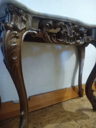 Cómoda antigua de madera con mármol