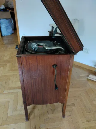 Gramola antigua con mueble