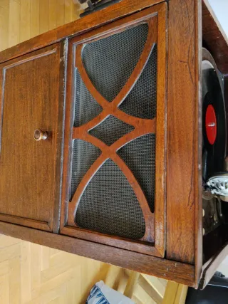 Gramola antigua con mueble