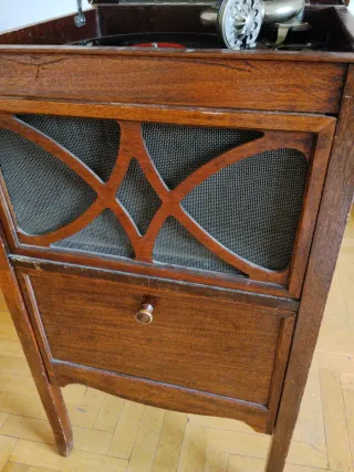 Gramola antigua con mueble