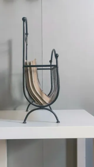 Revistero de forja negro
