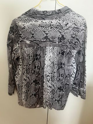 Camisa Stradivarius Estampado Serpiente Talla S