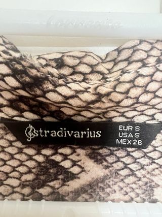 Camisa Stradivarius estampado serpiente talla S