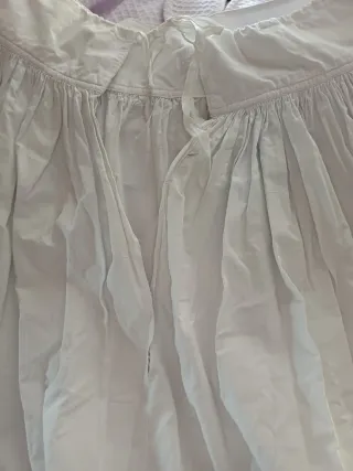 Enagua antigua de algodón con encaje
