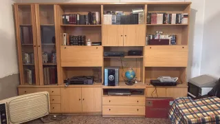 Mueble de salón de madera y cristal