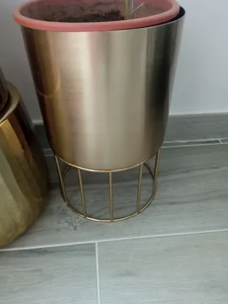 Maceta Metálica Dorada con Soporte