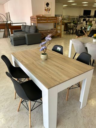 Mesa extensible y 4 sillas comedor