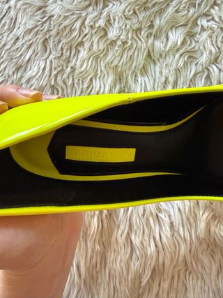 Zapatos de tacón amarillos