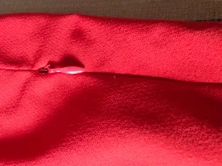 Vestido rojo con flores blancas