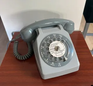 Teléfono antiguo de disco gris
