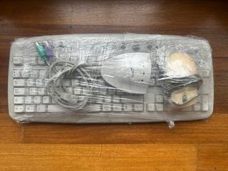Teclado y ratón beige con cables