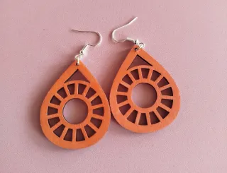 Brincos de madeira laranja com padrão
