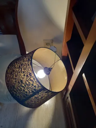 Lámpara de techo plástico y metal.