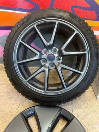 Llantas Tesla 18 con Neumáticos Pirelli