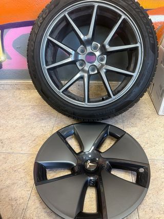 Llantas Tesla 18 con Neumáticos Pirelli