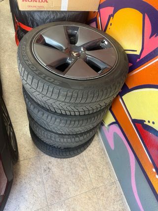 Llantas Tesla 18 con Neumáticos Pirelli