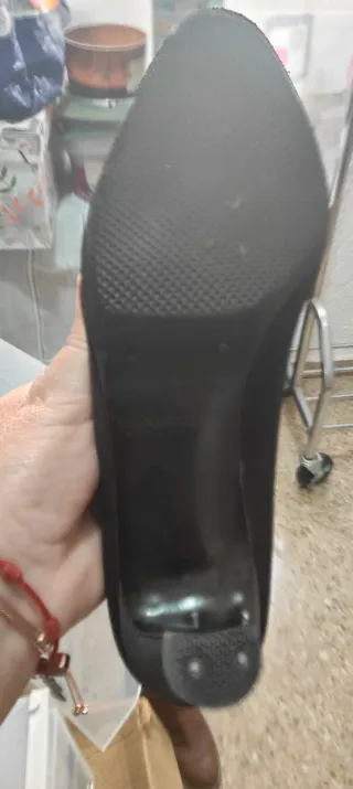 Zapatos de salón Pepe Moreno raso negro.