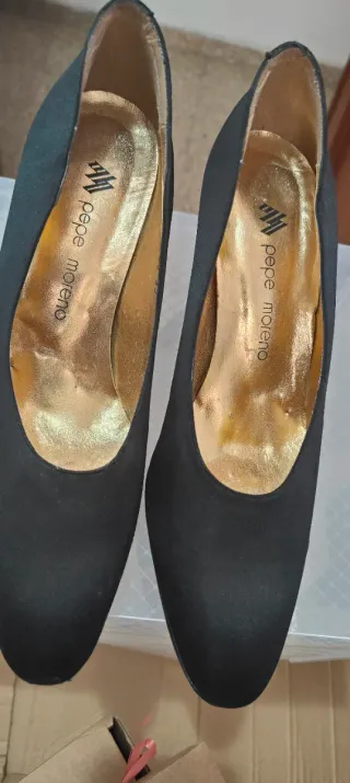 Zapatos de salón Pepe Moreno raso negro.