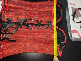 Corsé gótico rojo y negro talla S con tanga
