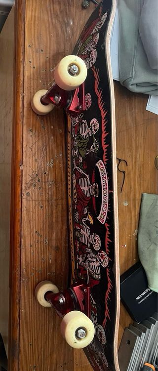 Skate Santa Cruz con diseño de ojo y otra