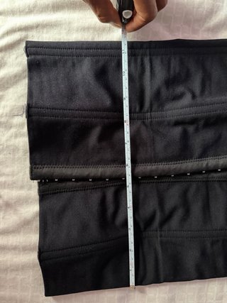 Faja reductora negra con corchetes