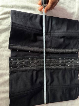 Faja reductora negra con corchetes