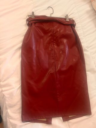 Falda efecto piel burdeos
