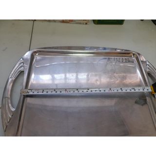 Bandeja plateada con asas