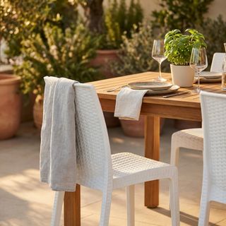 Sedia Classica in Simil Rattan Bianco da Esterno