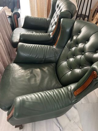 Sofá y sillón de piel en color verde