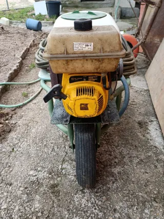 Carretilla con máquina fumigadora