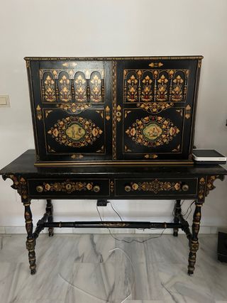 Mueble de madera negro y dorado