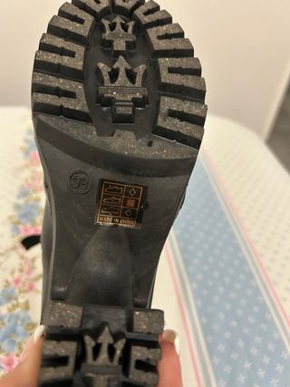 Botines negros con tacón y cordones