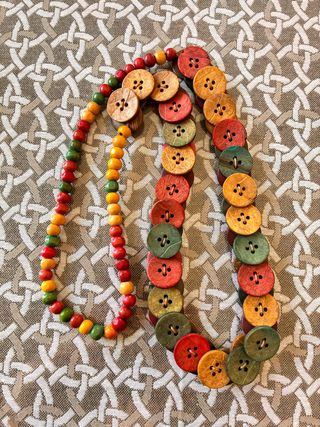 Collana in legno multicolor con bottoni