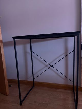 Mesa auxiliar negra y marrón