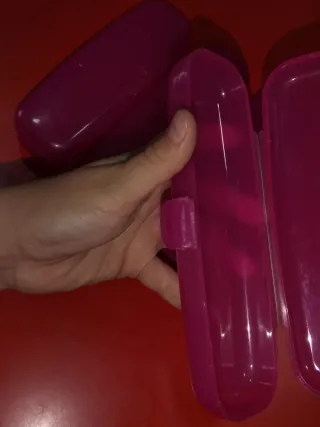 Estuche de gafas rosas y vienen cuatro estuches