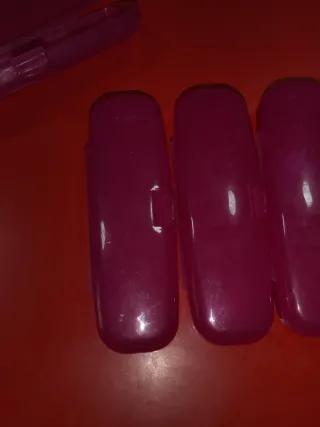 Estuche de gafas rosas y vienen cuatro estuches